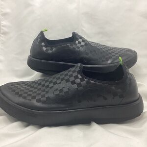 Oofos OOmg eeZee Black Checkered Slip-on Recovery Shoes Men's Size 12